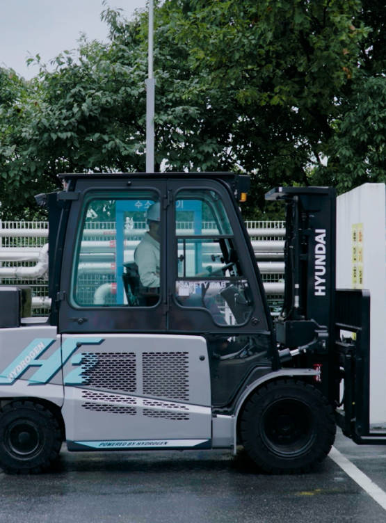 The hydrogen forklift made by Hyundai Mobis with Hyundai Motor and Hyundai Construction Equipment by renovating the HTWO hydrogen fuel cell system
