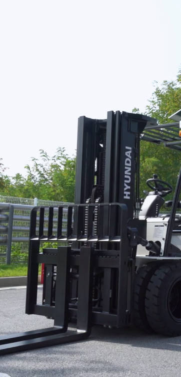 The hydrogen forklift made by Hyundai Mobis with Hyundai Motor and Hyundai Construction Equipment by renovating the HTWO hydrogen fuel cell system