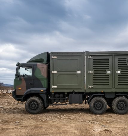 야전에 배치된 100kW 이동형 연료전지 발전기를 실은 군용 트럭
