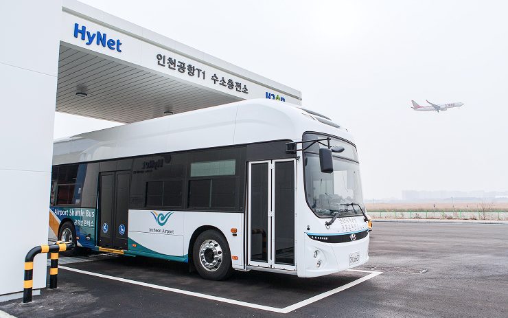 인천공항 T1 수소충전소에서 충전 중인 일렉시티 수소전기버스