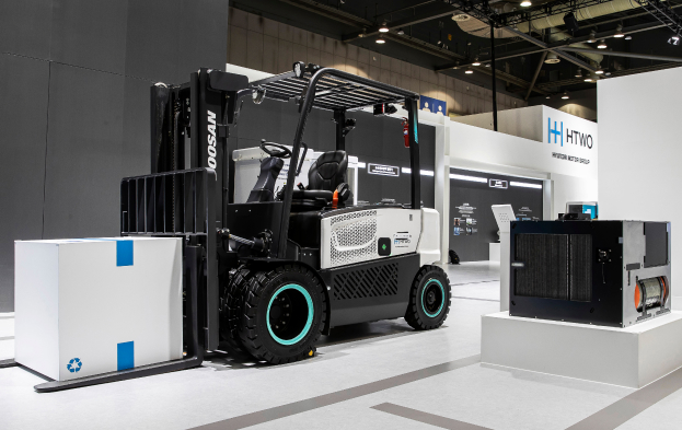 현대자동차(HTWO)의 연료전지 파워팩과 파워팩으로 구동되는 수소전기지게차 전시물
