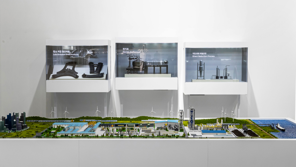 현대제철(HTWO)의 저탄소 철강 제조 공정과 공정별 탄소 감축 로드맵을 구현한 디오라마