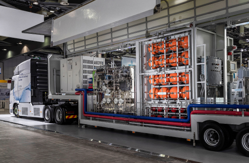 현대자동차그룹(HTWO)의 2세대 이동식 수소충전소 전시물, 엑시언트 수소전기트랙터와 연결해 전시