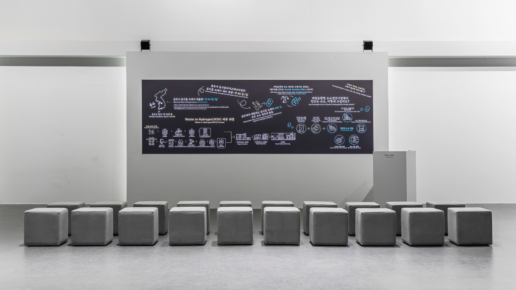 현대자동차그룹(HTWO)의 수소 아카데미 행사장 전경, 방문객 대상 수소 밸류체인 이해 지원 및 HTWO 사업 사례·전략 소개 마스터 클래스 진행