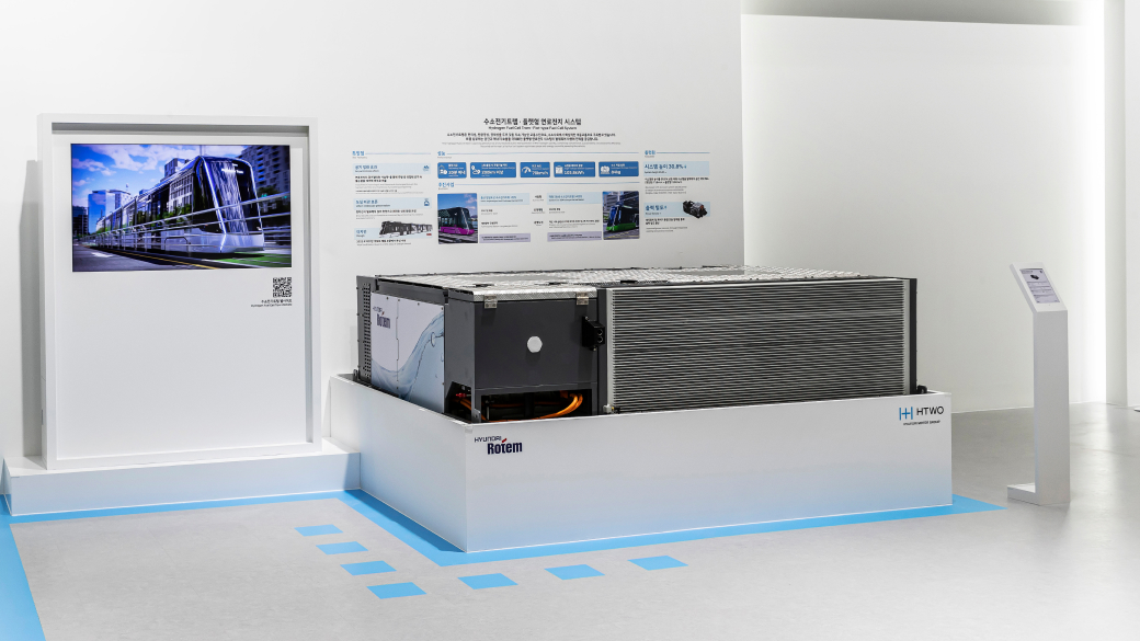 현대로템(HTWO)의 수소연료전지 트램 구동 원리를 설명하는 영상과 대전 2호선 및 울산 장생포 트램에 탑재될 평판형 연료전지 시스템 모듈 실물 전시물