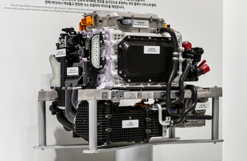 넥쏘 등 수소전기차에 탑재되는 현대자동차(HTWO)의 엔진형 수소 연료전지 시스템 실물