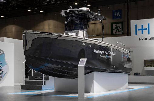 KMCP와 공동개발한 현대자동차(HTOW)의 수소 연료전시 시스템이 찹재된 수소전기보트