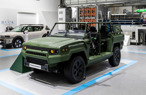 방산 테마 존에 전시된 기아(HTWO)의  수소동력 ATV 전시물과 방산 분야 수소 사업 소개문