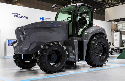 충남대학교와 공동개발한 현대자동차(HTOW)의 수소 연료전시 시스템이 찹재된 농업용 수소전기트랙터